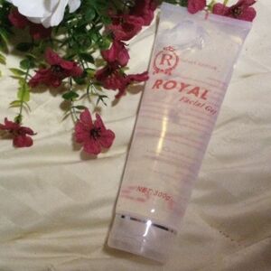 NWT! Royal Facial
